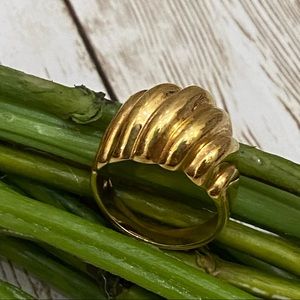 Unsigned Gold-tone Scalloped Ridged Fashion Ring Size 10